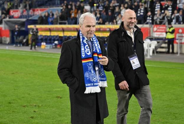 Bernard Dietz wurde vom DFB zum Ehrenspielführer der deutschen Nationalmannschaft ernannt. 07.11.2025, Fussball, 3. Liga, Saison 2025 26, 14. Spieltag, MSV Duisburg - SV Waldhof Mannheim 2:1 DFB regulations prohibit any use of photographs as image sequences and or quasi-video Duisburg Schauinsland Reisen Arena Nordrhein Westfalen Deutschland