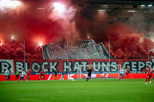 Regionalliga Nordost -Saison 25 26 Hallescher FC vs. SV Babelsberg 03 Halle, Deutschland 07.Novermber 2025: Im Bild:Fanblock Hallescher FC Feuer, Rauch, Bengali, Bengalis, bengalisches Feuer, zünden, zuenden Feuerwerk, Rauchbombe, Halle Saale Leuna Chemie Stadion Sachsen-Anhalt Deutschland
