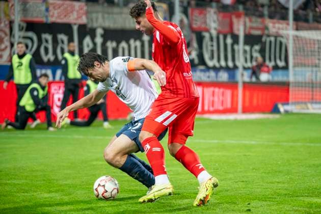 Regionalliga Nordost -Saison 25 26 Hallescher FC vs. SV Babelsberg 03 Halle, Deutschland 07.Novermber 2025: Im Bild:v. li. im Zweikampf Philipp Zeiger (Babelsberg) und Malek Fakhro (Halle) Halle Saale Leuna Chemie Stadion Sachsen-Anhalt Deutschland