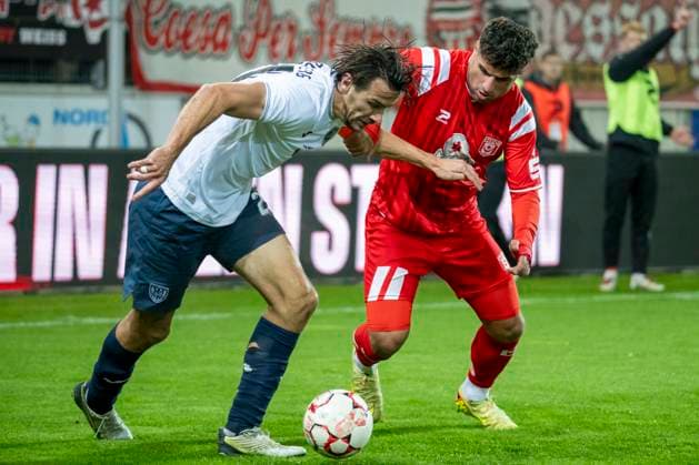 Regionalliga Nordost -Saison 25 26 Hallescher FC vs. SV Babelsberg 03 Halle, Deutschland 07.Novermber 2025: Im Bild:v. li. im Zweikampf Philipp Zeiger (Babelsberg) und Malek Fakhro (Halle) Halle Saale Leuna Chemie Stadion Sachsen-Anhalt Deutschland