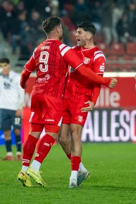 Regionalliga Nordost -Saison 25 26 Hallescher FC vs. SV Babelsberg 03 Halle, Deutschland 07.Novermber 2025: Im Bild:v.li.Malek Fakhro (Halle) macht das Tor zum 2:2 und Burim Halili (Halle) Halle Saale Leuna Chemie Stadion Sachsen-Anhalt Deutschland