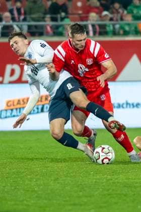 Regionalliga Nordost -Saison 25 26 Hallescher FC vs. SV Babelsberg 03 Halle, Deutschland 07.Novermber 2025: Im Bild:v. li. im Zweikampf Nils Schätzle Schaetzle (Babelsberg) und Pascal Schmedemann (Halle) Halle Saale Leuna Chemie Stadion Sachsen-Anhalt Deutschland
