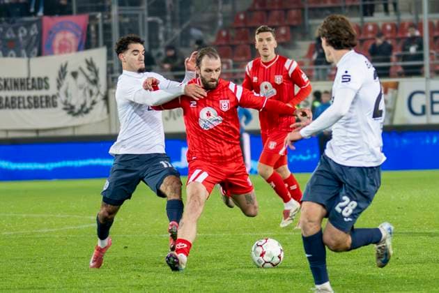 Regionalliga Nordost -Saison 25 26 Hallescher FC vs. SV Babelsberg 03 Halle, Deutschland 07.Novermber 2025: Im Bild:v.li.George Didoss (Babelsberg) und Fatlum Elezi (Halle) Halle Saale Leuna Chemie Stadion Sachsen-Anhalt Deutschland