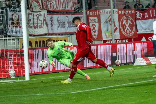 Regionalliga Nordost -Saison 25 26 Hallescher FC vs. SV Babelsberg 03 Halle, Deutschland 07.Novermber 2025: Im Bild:v.li.Torhueter Yannic Stein (Babelsberg) und Malek Fakhro (Halle) macht das Tor zum 2:2 Halle Saale Leuna Chemie Stadion Sachsen-Anhalt Deutschland