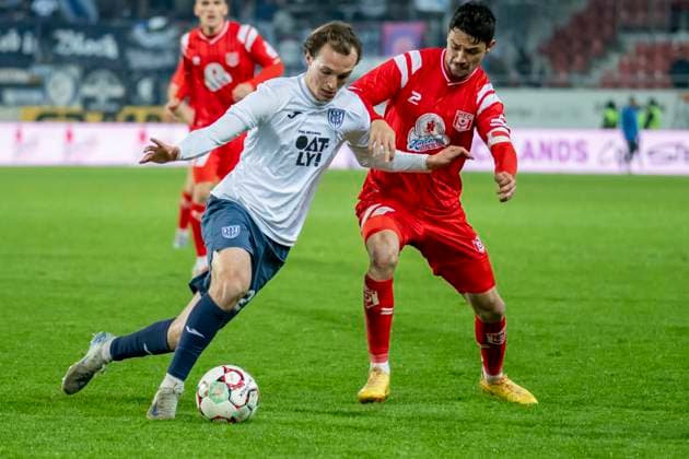 Regionalliga Nordost -Saison 25 26 Hallescher FC vs. SV Babelsberg 03 Halle, Deutschland 07.Novermber 2025: Im Bild:v.li.Jeremy Postelt (Babelsberg) und Niklas Landgraf (Halle) Halle Saale Leuna Chemie Stadion Sachsen-Anhalt Deutschland