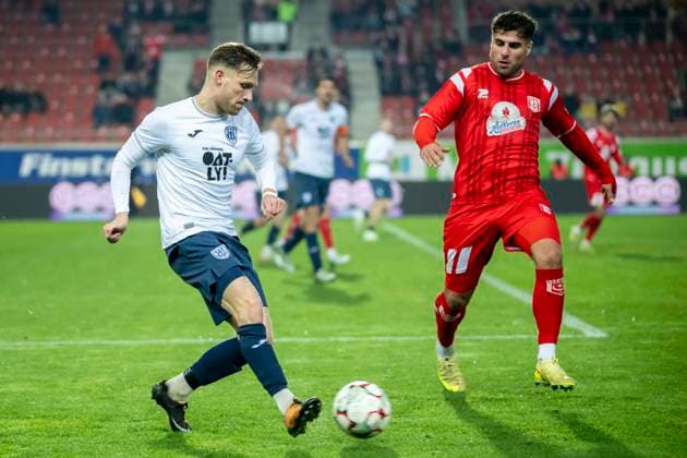 Regionalliga Nordost -Saison 25 26 Hallescher FC vs. SV Babelsberg 03 Halle, Deutschland 07.Novermber 2025: Im Bild:v.li.Tino Schmidt (Babelsberg) und Malek Fakhro (Halle) Halle Saale Leuna Chemie Stadion Sachsen-Anhalt Deutschland
