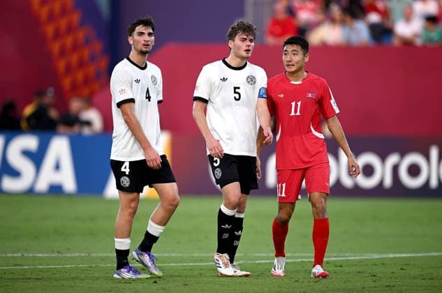 Fussball, Junioren U 17 WM 2025 in Doha Katar Vorrunde 07.11.2025 Gruppe G Deutschland - Korea DVR Elias Vali Fard (li, Deutschland) gegen Ben Hawighorst (mitte, Deutschland) gegen Kang Rim Ri (re, Korea DVR)