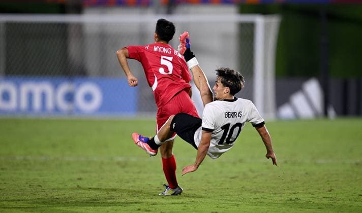 Fussball, Junioren U 17 WM 2025 in Doha Katar Vorrunde 07.11.2025 Gruppe G Deutschland - Korea DVR Myong Bom Kang (li, Korea DVR) gegen Eba Bekir Is (re, Deutschland)