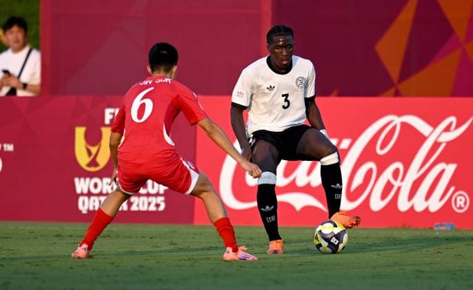 Fussball, Junioren U 17 WM 2025 in Doha Katar Vorrunde 07.11.2025 Gruppe G Deutschland - Korea DVR Jin Sok An (li, Korea DVR) gegen Osman Mohamed Turay (re, Deutschland)