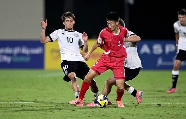 Fussball, Junioren U 17 WM 2025 in Doha Katar Vorrunde 07.11.2025 Gruppe G Deutschland - Korea DVR Eba Bekir Is (li, Deutschland) gegen Il Bok Han (li, Korea DVR)
