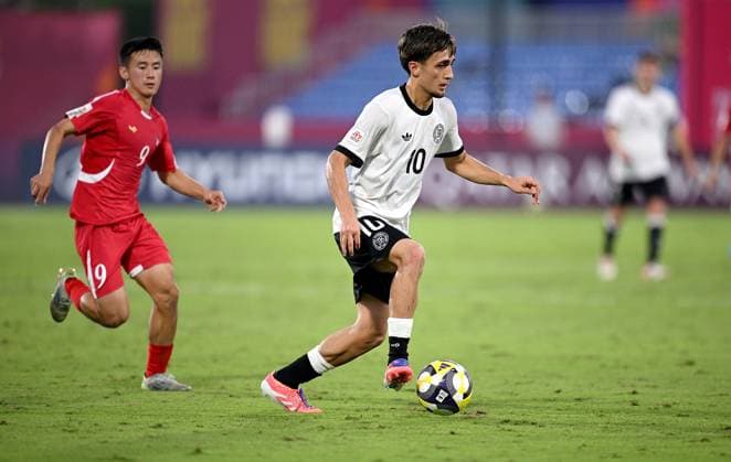 Fussball, Junioren U 17 WM 2025 in Doha Katar Vorrunde 07.11.2025 Gruppe G Deutschland - Korea DVR Kwang Song Pak (li, Korea DVR) gegen Eba Bekir Is (re, Deutschland)