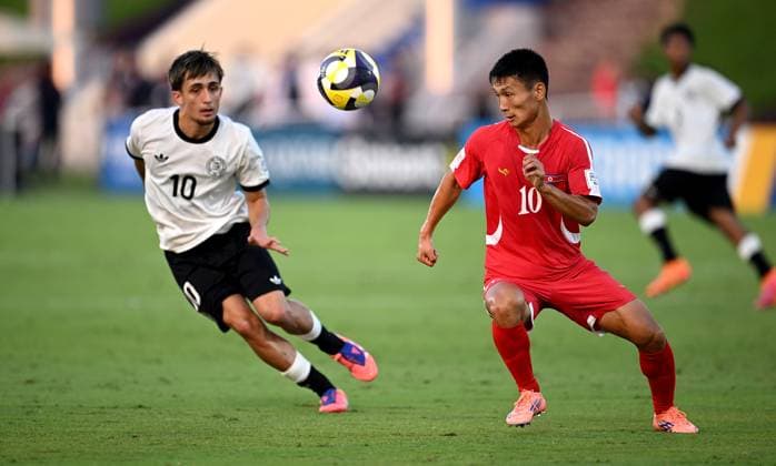 Fussball, Junioren U 17 WM 2025 in Doha Katar Vorrunde 07.11.2025 Gruppe G Deutschland - Korea DVR Kwang Song Pak (li, Korea DVR) gegen Yu Jin Kim (re, Korea DVR)