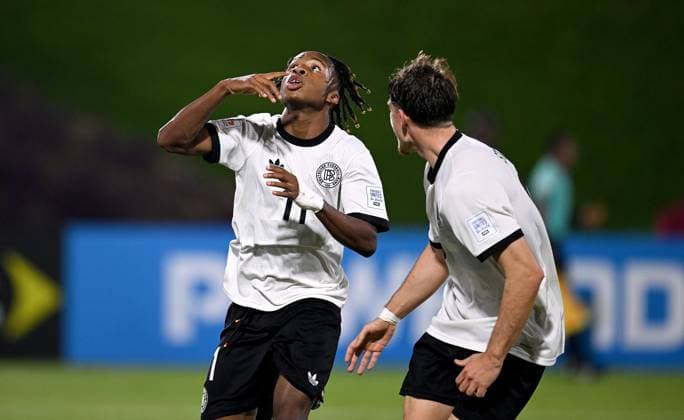 Fussball, Junioren U 17 WM 2025 in Doha Katar Vorrunde 07.11.2025 Gruppe G Deutschland - Korea DVR Deutschland Jubel nach dem Tor zum 1 - 0 , v. li., Torschuetze Wisdom Mike mit Alexander Staff