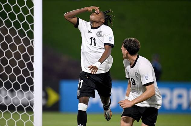 Fussball, Junioren U 17 WM 2025 in Doha Katar Vorrunde 07.11.2025 Gruppe G Deutschland - Korea DVR Deutschland Jubel nach dem Tor zum 1 - 0 , v. li., Torschuetze Wisdom Mike mit Alexander Staff