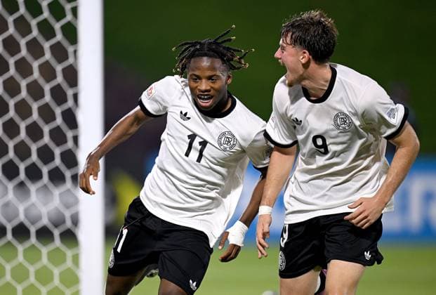 Fussball, Junioren U 17 WM 2025 in Doha Katar Vorrunde 07.11.2025 Gruppe G Deutschland - Korea DVR Deutschland Jubel nach dem Tor zum 1 - 0 , v. li., Torschuetze Wisdom Mike mit Alexander Staff