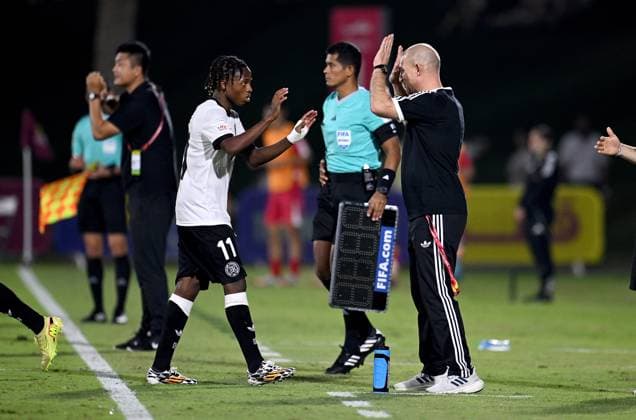 Fussball, Junioren U 17 WM 2025 in Doha Katar Vorrunde 07.11.2025 Gruppe G Deutschland - Korea DVR Auswechslung Wisdom Mike (li, Deutschland) von Trainer Marc - Patrick Meister (re, Deutschland)