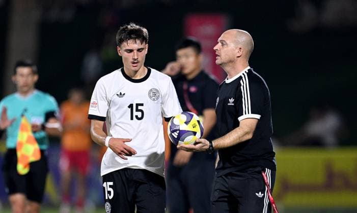 Fussball, Junioren U 17 WM 2025 in Doha Katar Vorrunde 07.11.2025 Gruppe G Deutschland - Korea DVR Niklas Scheller (li, Deutschland) mit Trainer Marc - Patrick Meister (re, Deutschland)