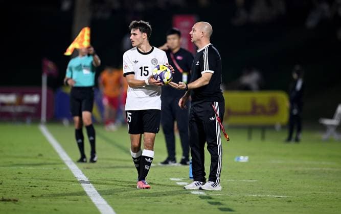 Fussball, Junioren U 17 WM 2025 in Doha Katar Vorrunde 07.11.2025 Gruppe G Deutschland - Korea DVR Niklas Scheller (li, Deutschland) mit Trainer Marc - Patrick Meister (re, Deutschland)