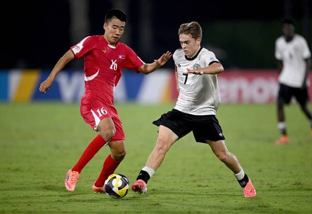 Fussball, Junioren U 17 WM 2025 in Doha Katar Vorrunde 07.11.2025 Gruppe G Deutschland - Korea DVR Jin Song So (li, Korea DVR) gegen Benjamin Ley (re, Deutschland)