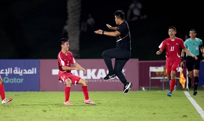 Fussball, Junioren U 17 WM 2025 in Doha Katar Vorrunde 07.11.2025 Gruppe G Deutschland - Korea DVR Korea DVR Jubel nach dem Tor zum 1 - 1 Ausgleich, v. li., Il Bok Han mit Trainer Chol Min M RIM , Kang Rim Ri