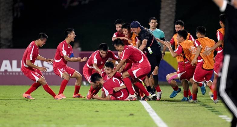 Fussball, Junioren U 17 WM 2025 in Doha Katar Vorrunde 07.11.2025 Gruppe G Deutschland - Korea DVR Korea DVR Jubel nach dem Tor zum 1 - 1 Ausgleich, um den Torschuetzen Il Bok Han