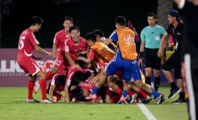 Fussball, Junioren U 17 WM 2025 in Doha Katar Vorrunde 07.11.2025 Gruppe G Deutschland - Korea DVR Korea DVR Jubel nach dem Tor zum 1 - 1 Ausgleich, um den Torschuetzen Il Bok Han