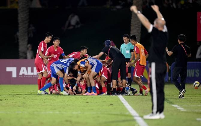 Fussball, Junioren U 17 WM 2025 in Doha Katar Vorrunde 07.11.2025 Gruppe G Deutschland - Korea DVR Korea DVR Jubel nach dem Tor zum 1 - 1 Ausgleich, um den Torschuetzen Il Bok Han