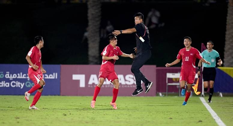 Fussball, Junioren U 17 WM 2025 in Doha Katar Vorrunde 07.11.2025 Gruppe G Deutschland - Korea DVR Korea DVR Jubel nach dem Tor zum 1 - 1 Ausgleich, v. li., Il Bok Han mit Trainer Chol Min M RIM , Kang Rim Ri
