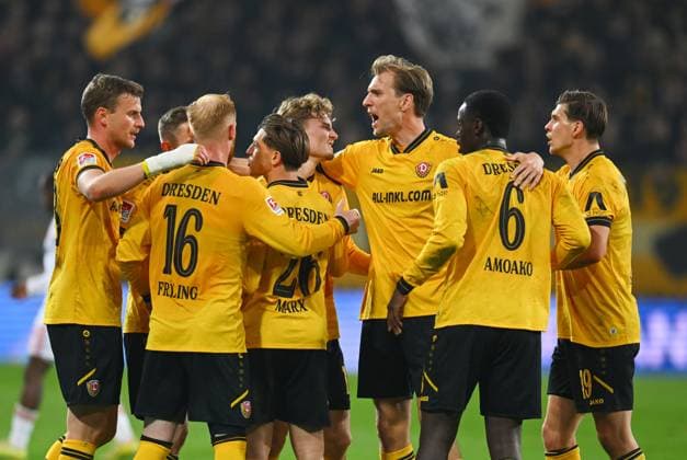 1:1-Torjubel, Jubel bei Dresden, 07.11.2025, Fussball, GER, Saison 2025 2026, 2. Bundesliga, Zweite Liga, 12. Spieltag, Rudolf-Harbig-Stadion Dresden, SG Dynamo Dresden - 1. FC Nürnberg, DFB AND DFL REGULATIONS PROHIBIT ANY USE OF PHOTOGRAPHS as IMAGE SEQUENCES and or QUASI-VIDEO,