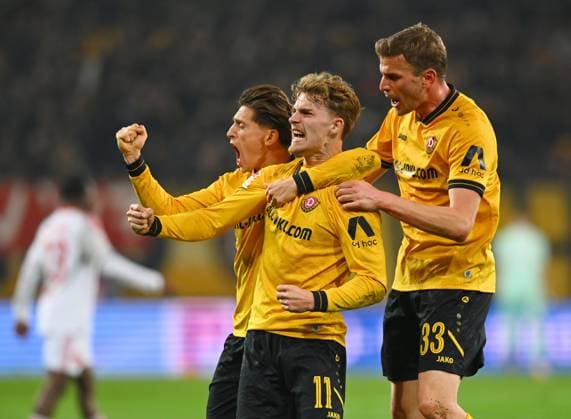 1:1-Torjubel, Jubel bei Dresden, Torschütze Dominik Kother, dahinter Jan Hendrik Marx und rechts: Christoph Daferner (alle Dresden), 07.11.2025, Fussball, GER, Saison 2025 2026, 2. Bundesliga, Zweite Liga, 12. Spieltag, Rudolf-Harbig-Stadion Dresden, SG Dynamo Dresden - 1. FC Nürnberg, DFB AND DFL REGULATIONS PROHIBIT ANY USE OF PHOTOGRAPHS as IMAGE SEQUENCES and or QUASI-VIDEO,