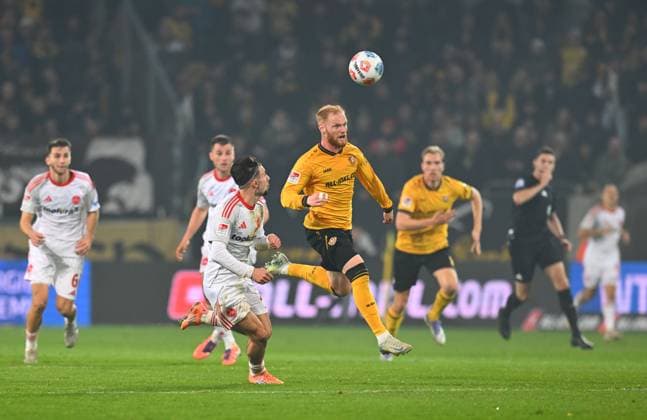 vorn v.l.: Berkay Yilmaz (Nürnberg) gegen Nils Fröling (Dresden), 07.11.2025, Fussball, GER, Saison 2025 2026, 2. Bundesliga, Zweite Liga, 12. Spieltag, Rudolf-Harbig-Stadion Dresden, SG Dynamo Dresden - 1. FC Nürnberg, DFB AND DFL REGULATIONS PROHIBIT ANY USE OF PHOTOGRAPHS as IMAGE SEQUENCES and or QUASI-VIDEO,