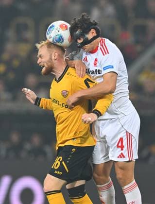 v.l.: Nils Fröling (Dresden) gegen Fabio Gruber (Nürnberg), 07.11.2025, Fussball, GER, Saison 2025 2026, 2. Bundesliga, Zweite Liga, 12. Spieltag, Rudolf-Harbig-Stadion Dresden, SG Dynamo Dresden - 1. FC Nürnberg, DFB AND DFL REGULATIONS PROHIBIT ANY USE OF PHOTOGRAPHS as IMAGE SEQUENCES and or QUASI-VIDEO,