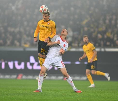v.l.: Lukas Boeder (Dresden) gegen Artem Stepanov (Nürnberg), 07.11.2025, Fussball, GER, Saison 2025 2026, 2. Bundesliga, Zweite Liga, 12. Spieltag, Rudolf-Harbig-Stadion Dresden, SG Dynamo Dresden - 1. FC Nürnberg, DFB AND DFL REGULATIONS PROHIBIT ANY USE OF PHOTOGRAPHS as IMAGE SEQUENCES and or QUASI-VIDEO,