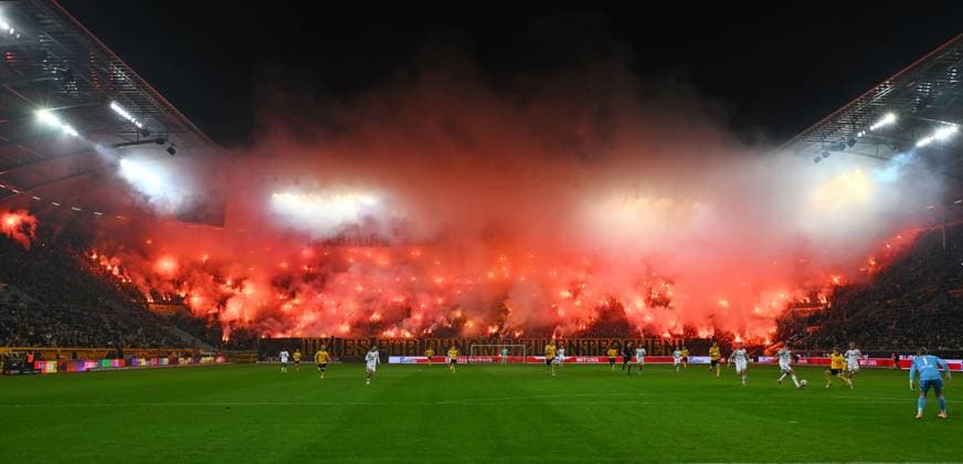 Feuer, Pyrotechnik, Pyro, Fackeln, im Dresdner K-Block, Fanblock, Dynamo-Fans, 07.11.2025, Fussball, GER, Saison 2025 2026, 2. Bundesliga, Zweite Liga, 12. Spieltag, Rudolf-Harbig-Stadion Dresden, SG Dynamo Dresden - 1. FC Nürnberg, DFB AND DFL REGULATIONS PROHIBIT ANY USE OF PHOTOGRAPHS as IMAGE SEQUENCES and or QUASI-VIDEO,