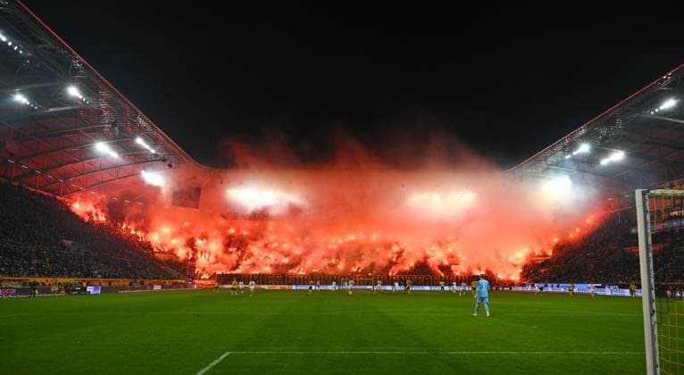 Feuer, Pyrotechnik, Pyro, Fackeln, im Dresdner K-Block, Fanblock, Dynamo-Fans, 07.11.2025, Fussball, GER, Saison 2025 2026, 2. Bundesliga, Zweite Liga, 12. Spieltag, Rudolf-Harbig-Stadion Dresden, SG Dynamo Dresden - 1. FC Nürnberg, DFB AND DFL REGULATIONS PROHIBIT ANY USE OF PHOTOGRAPHS as IMAGE SEQUENCES and or QUASI-VIDEO,