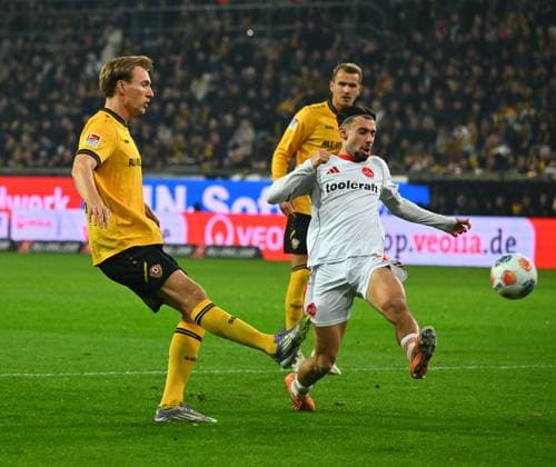 v.l.: Vincent Vermeij (Dresden) gegen Berkay Yilmaz (Nürnberg), 07.11.2025, Fussball, GER, Saison 2025 2026, 2. Bundesliga, Zweite Liga, 12. Spieltag, Rudolf-Harbig-Stadion Dresden, SG Dynamo Dresden - 1. FC Nürnberg, DFB AND DFL REGULATIONS PROHIBIT ANY USE OF PHOTOGRAPHS as IMAGE SEQUENCES and or QUASI-VIDEO,