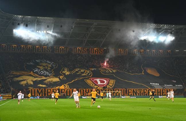 Choreo, Choreografie zu Spielbeginn im Dresdner K-Block, Fanblock, Dynamo-Fans, 07.11.2025, Fussball, GER, Saison 2025 2026, 2. Bundesliga, Zweite Liga, 12. Spieltag, Rudolf-Harbig-Stadion Dresden, SG Dynamo Dresden - 1. FC Nürnberg, DFB AND DFL REGULATIONS PROHIBIT ANY USE OF PHOTOGRAPHS as IMAGE SEQUENCES and or QUASI-VIDEO,