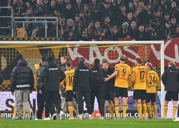 die Dresdner Mannschaft nach dem Spiel vor ihren Fans, vorn Mitte: Trainer Thomas Stamm (Dresden), 07.11.2025, Fussball, GER, Saison 2025 2026, 2. Bundesliga, Zweite Liga, 12. Spieltag, Rudolf-Harbig-Stadion Dresden, SG Dynamo Dresden - 1. FC Nürnberg, DFB AND DFL REGULATIONS PROHIBIT ANY USE OF PHOTOGRAPHS as IMAGE SEQUENCES and or QUASI-VIDEO,