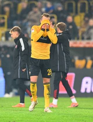 Lukas Boeder (Dresden) nach Spielschluss, 07.11.2025, Fussball, GER, Saison 2025 2026, 2. Bundesliga, Zweite Liga, 12. Spieltag, Rudolf-Harbig-Stadion Dresden, SG Dynamo Dresden - 1. FC Nürnberg, DFB AND DFL REGULATIONS PROHIBIT ANY USE OF PHOTOGRAPHS as IMAGE SEQUENCES and or QUASI-VIDEO,