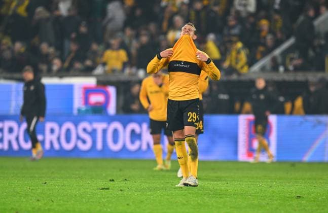 Lukas Boeder (Dresden) nach Spielschluss, 07.11.2025, Fussball, GER, Saison 2025 2026, 2. Bundesliga, Zweite Liga, 12. Spieltag, Rudolf-Harbig-Stadion Dresden, SG Dynamo Dresden - 1. FC Nürnberg, DFB AND DFL REGULATIONS PROHIBIT ANY USE OF PHOTOGRAPHS as IMAGE SEQUENCES and or QUASI-VIDEO,