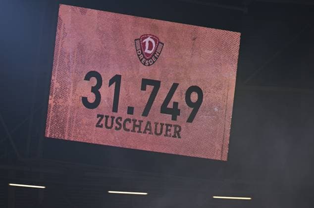 Anzeigetafel, Zuschauerzahl, 31.749 Zuschauer sahen im Stadion das Spiel, 07.11.2025, Fussball, GER, Saison 2025 2026, 2. Bundesliga, Zweite Liga, 12. Spieltag, Rudolf-Harbig-Stadion Dresden, SG Dynamo Dresden - 1. FC Nürnberg, DFB AND DFL REGULATIONS PROHIBIT ANY USE OF PHOTOGRAPHS as IMAGE SEQUENCES and or QUASI-VIDEO,