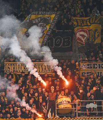 Feuer, Pyrotechnik, Pyro, Fackeln, im Dresdner K-Block, Fanblock, Dynamo-Fans, 07.11.2025, Fussball, GER, Saison 2025 2026, 2. Bundesliga, Zweite Liga, 12. Spieltag, Rudolf-Harbig-Stadion Dresden, SG Dynamo Dresden - 1. FC Nürnberg, DFB AND DFL REGULATIONS PROHIBIT ANY USE OF PHOTOGRAPHS as IMAGE SEQUENCES and or QUASI-VIDEO,