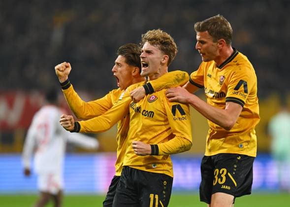 1:1-Torjubel, Jubel bei Dresden, Torschütze Dominik Kother, dahinter Jan Hendrik Marx und rechts: Christoph Daferner (alle Dresden), 07.11.2025, Fussball, GER, Saison 2025 2026, 2. Bundesliga, Zweite Liga, 12. Spieltag, Rudolf-Harbig-Stadion Dresden, SG Dynamo Dresden - 1. FC Nürnberg, DFB AND DFL REGULATIONS PROHIBIT ANY USE OF PHOTOGRAPHS as IMAGE SEQUENCES and or QUASI-VIDEO,