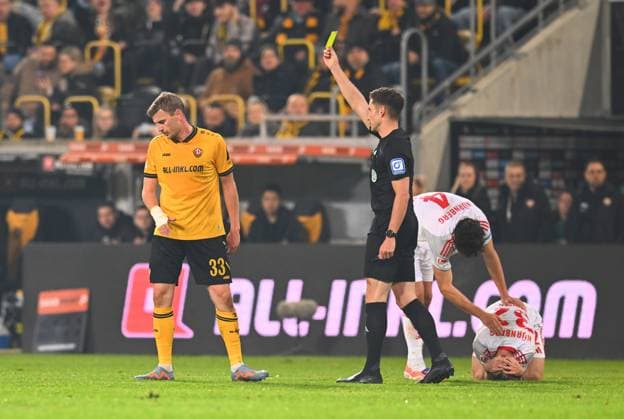 Schiedsrichter Eric Weisbach zeigt Christoph Daferner (Dresden) die gelbe Karte, 07.11.2025, Fussball, GER, Saison 2025 2026, 2. Bundesliga, Zweite Liga, 12. Spieltag, Rudolf-Harbig-Stadion Dresden, SG Dynamo Dresden - 1. FC Nürnberg, DFB AND DFL REGULATIONS PROHIBIT ANY USE OF PHOTOGRAPHS as IMAGE SEQUENCES and or QUASI-VIDEO,