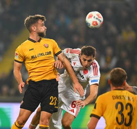 v.l.: Lars Bünning (Dresden) gegen Adam Markhiyev (Nürnberg), 07.11.2025, Fussball, GER, Saison 2025 2026, 2. Bundesliga, Zweite Liga, 12. Spieltag, Rudolf-Harbig-Stadion Dresden, SG Dynamo Dresden - 1. FC Nürnberg, DFB AND DFL REGULATIONS PROHIBIT ANY USE OF PHOTOGRAPHS as IMAGE SEQUENCES and or QUASI-VIDEO,
