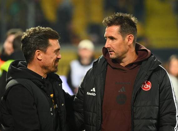 v.l.: Trainer Thomas Stamm (Dresden) mit Trainer Miroslav Klose (Nürnberg), 07.11.2025, Fussball, GER, Saison 2025 2026, 2. Bundesliga, Zweite Liga, 12. Spieltag, Rudolf-Harbig-Stadion Dresden, SG Dynamo Dresden - 1. FC Nürnberg, DFB AND DFL REGULATIONS PROHIBIT ANY USE OF PHOTOGRAPHS as IMAGE SEQUENCES and or QUASI-VIDEO,