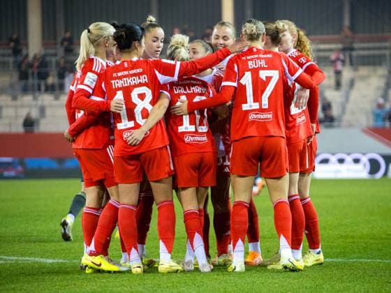 Bayern - Torjubel nach Tor zum 1:0. Frauenfussball: Muenchen - Berlin 4:0. Frauen - Fußball - Bundesliga, FC Bayern München - 1. FC Union Berlin, 10.Spieltag, Saison 2025-2026, am 7.11.2025 in Muenchen, F C B A Y E R N C A M P U S, Deutschland. Quelle Copyright Credit : Oryk HAIST