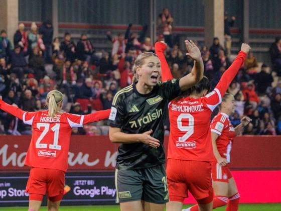 Berlins 19 STEUERWALD nach Gegentreffer zum 3:0. Frauenfussball: Muenchen - Berlin 4:0. Frauen - Fußball - Bundesliga, FC Bayern München - 1. FC Union Berlin, 10.Spieltag, Saison 2025-2026, am 7.11.2025 in Muenchen, F C B A Y E R N C A M P U S, Deutschland. Quelle Copyright Credit : Oryk HAIST