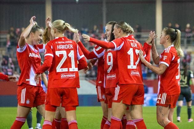 Bayern - Torjubel nach Tor zum 3:0. Frauenfussball: Muenchen - Berlin 4:0. Frauen - Fußball - Bundesliga, FC Bayern München - 1. FC Union Berlin, 10.Spieltag, Saison 2025-2026, am 7.11.2025 in Muenchen, F C B A Y E R N C A M P U S, Deutschland. Quelle Copyright Credit : Oryk HAIST