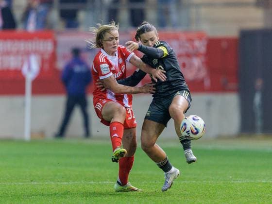Bayerns 31 Georgia STANWAY im Zweikampf mit Berlins 7 HEISELER. Frauenfussball: Muenchen - Berlin 4:0. Frauen - Fußball - Bundesliga, FC Bayern München - 1. FC Union Berlin, 10.Spieltag, Saison 2025-2026, am 7.11.2025 in Muenchen, F C B A Y E R N C A M P U S, Deutschland. Quelle Copyright Credit : Oryk HAIST